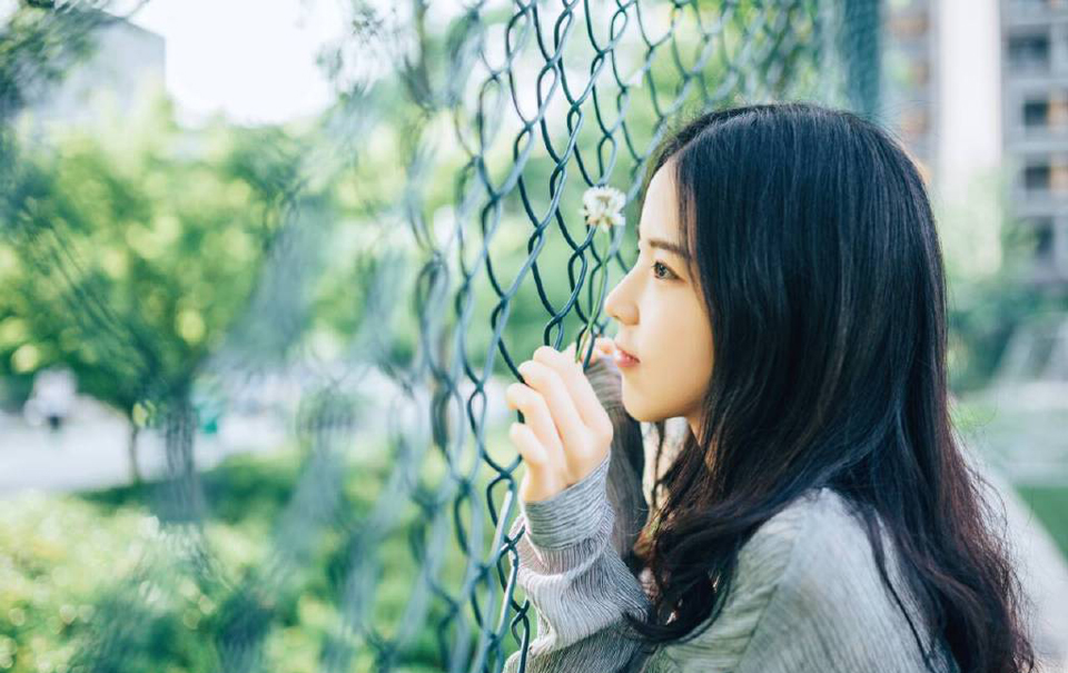 我可以假装不知道一直微笑扮演你的配角。